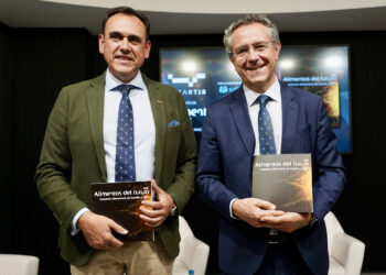 El presidente de la Asociación de la Industria Alimentaria de Castilla y León, Santiago Miguel, durante la presentación. / Leticia Pérez
