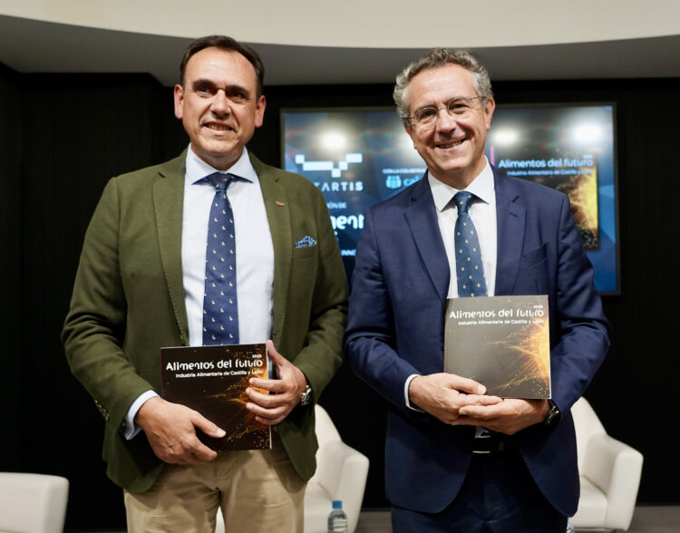 El presidente de la Asociación de la Industria Alimentaria de Castilla y León, Santiago Miguel, durante la presentación. / Leticia Pérez