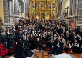 Concentración del traje regional en Martín Muñoz de las Posadas / DIPUTACIÓN