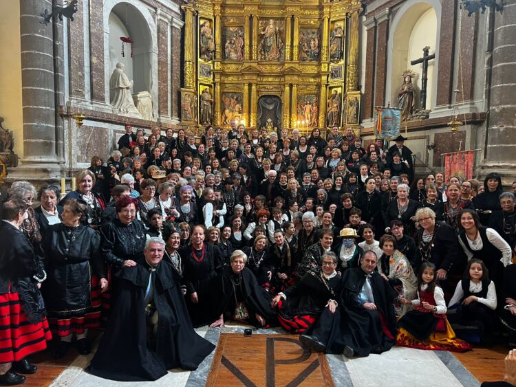 Concentración del traje regional en Martín Muñoz de las Posadas / DIPUTACIÓN
