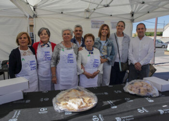 Magdalena Rodríguez, tercera por la derecha, posa junto a las mujeres que elaboran los dulces solidarios./ DIPUTACIÓN