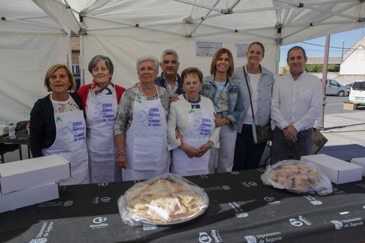 Magdalena Rodríguez, tercera por la derecha, posa junto a las mujeres que elaboran los dulces solidarios./ DIPUTACIÓN