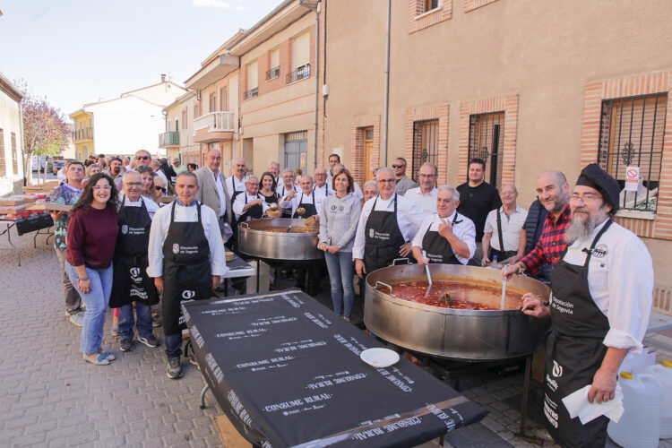 Gastro-km0 sirve patatas con costillas para 600 personas en Navalmanzano 1 Cocineros, autoridades y comensales posan junto a las ollas de patatas con costillas./ E. A.