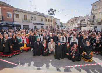 Foto de familia de los participantes en la concentración en la plaza Mayor de Sacramenia./ E. A.