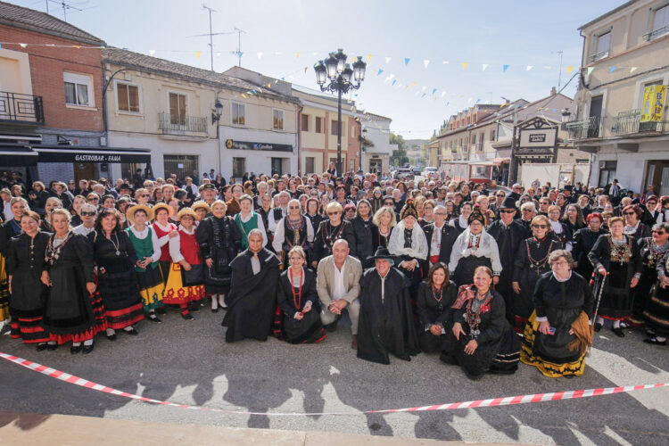 Quinientas personas desfilan en una pasarela de trajes y capas regionales en Sacramenia 1 Foto de familia de los participantes en la concentración en la plaza Mayor de Sacramenia./ E. A.