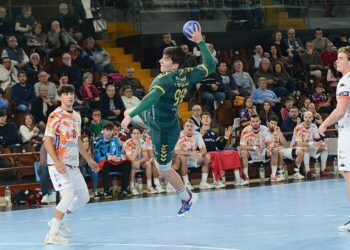 Pablo Herranz se lanza desde los seis metros para intentar batir la portería del Ademar./ E.A.