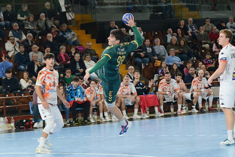 Pablo Herranz se lanza desde los seis metros para intentar batir la portería del Ademar./ E.A.