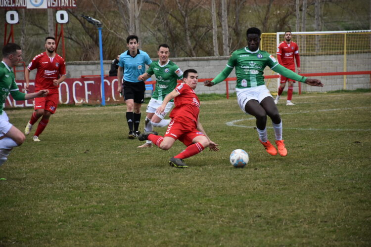 El Turégano busca el liderato del grupo teniendo como rival al Venta de Baños 1 Imagen de un encuentro jugado en casa por el Turégano./ E.A.
