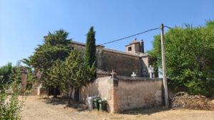 El pequeño cementerio junto a la iglesia de Nuestra Señora del Rosario.