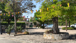 Todavía se pueden ver banderines festivos en Villar de Soprepeña.