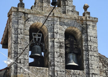 Espadaña del campanario de la iglesia de San Bernabé Apóstol, en Castrillo de Sepúlveda.