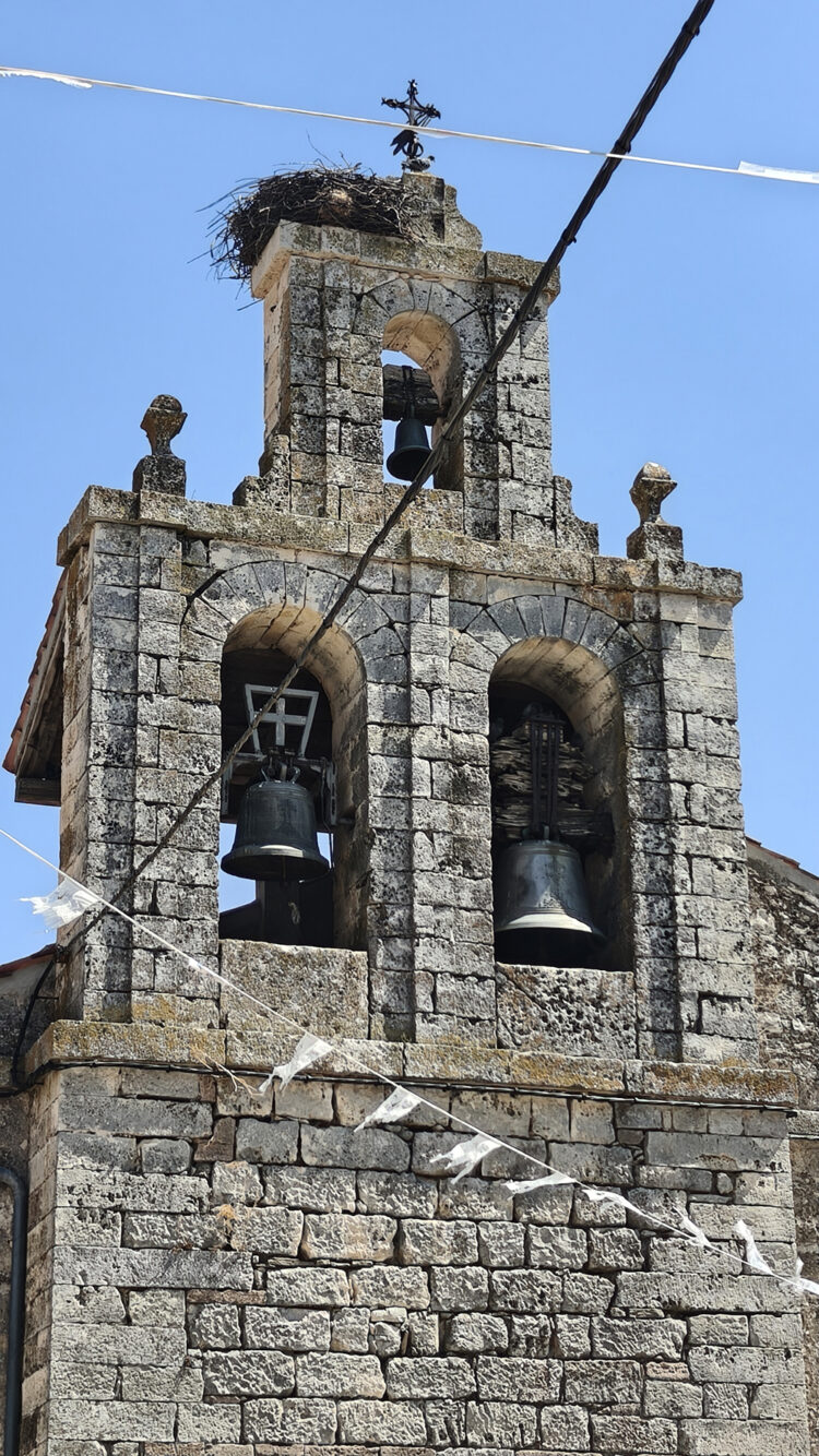 Espadaña del campanario de la iglesia de San Bernabé Apóstol, en Castrillo de Sepúlveda.