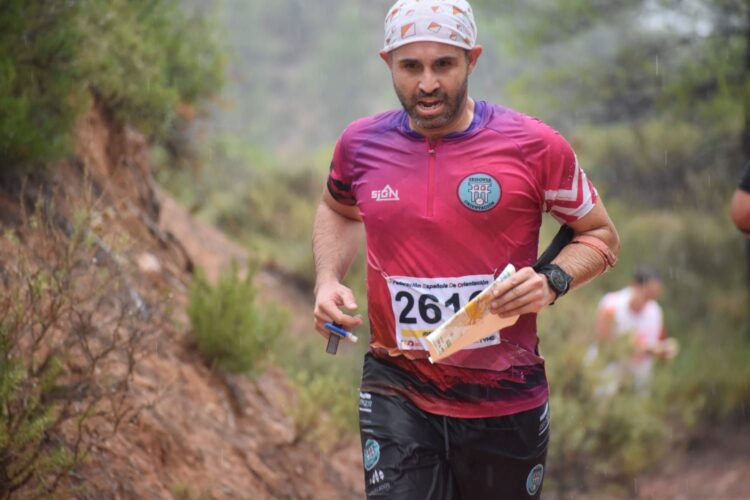 El primer Trofeo de Orientación recorrerá las calles de la ciudad 1 El presidente del Club de Orientación de Segovia, José Rubio, en pleno esfuerzo./ C.O. SEGOVIA