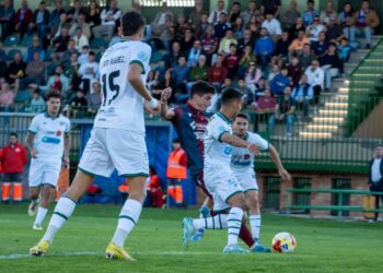 De esta manera anotó René el primer gol para la Gimnástica Segoviana, rematando con la izquierda una dejada de Álex Castro./ HÉCTOR CRIADO