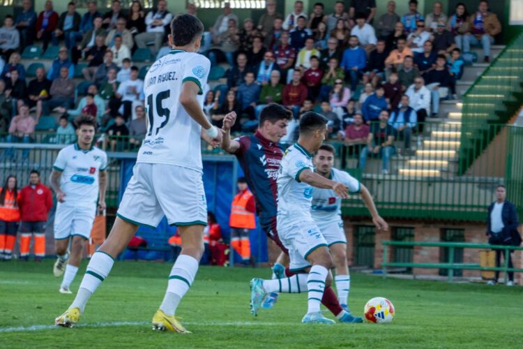 De esta manera anotó René el primer gol para la Gimnástica Segoviana, rematando con la izquierda una dejada de Álex Castro./ HÉCTOR CRIADO