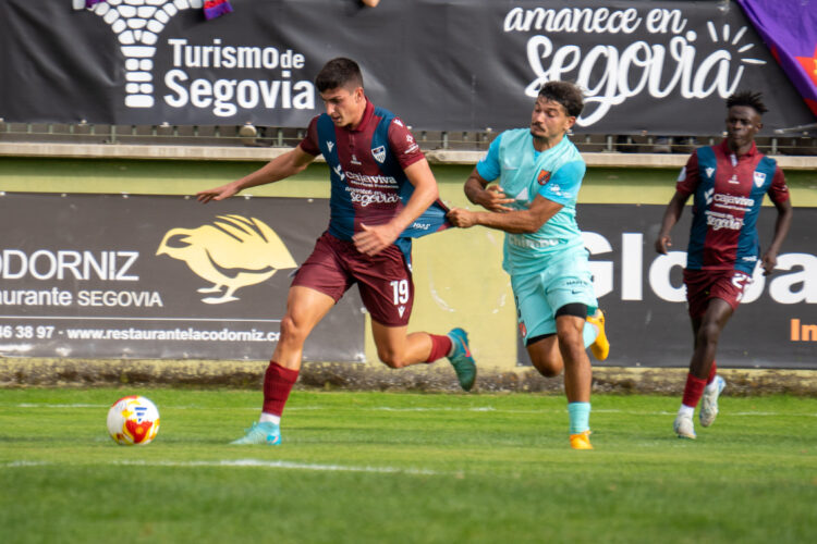La Segoviana, ante deberes pendientes lejos de casa 1 Un rival sujeta a René en una acción del partido entre Segoviana y Sámano./HÉCTOR CRIADO