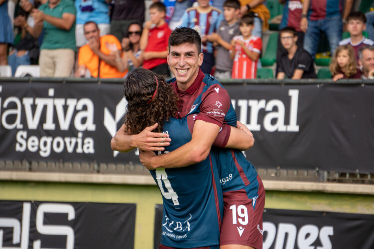 La Segoviana, ante la tarea de ganar lejos de casa 1 René y Morata celebran un gol de la Segoviana en su encuentro frente a la UD Sámano celebrado en el campo municipal de La Albuera./HÉCTOR CRIADO