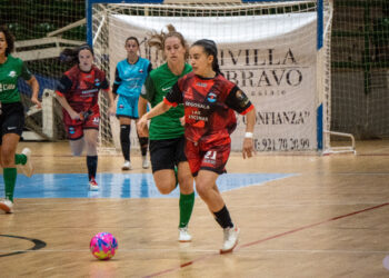 Isa conduce la pelota en un instante del duelo entre Segosala y Les Corts de Copa de la Reina./HÉCTOR CRIADO