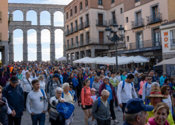 La marea azul recorre la avenida de el Acueducto./ HÉCTOR CRIADO