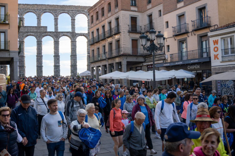La marea azul recorre la avenida de el Acueducto./ HÉCTOR CRIADO
