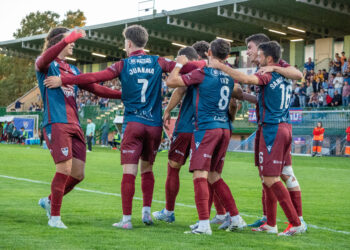 Los jugadores de la Segoviana celebran el gol de Fer Llorente durante el encuentro frente al Coruxo celebrado en La Albuera./HÉCTOR CRIADO