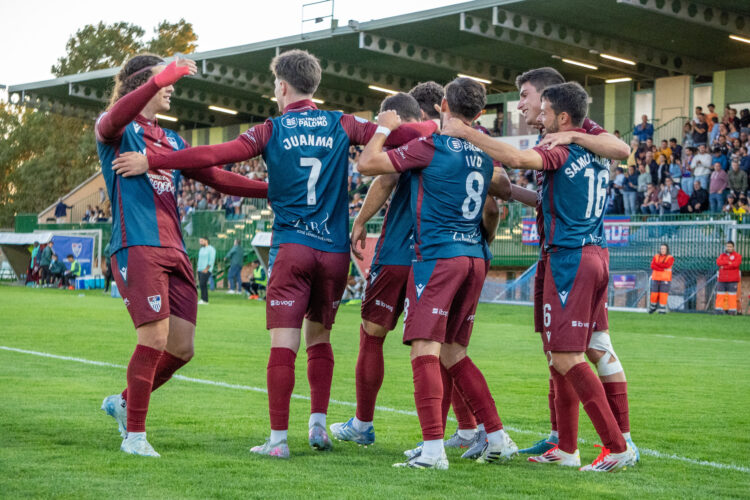Segoviana y Ávila, un reencuentro especial 1 Los jugadores de la Segoviana celebran el gol de Fer Llorente durante el encuentro frente al Coruxo celebrado en La Albuera./HÉCTOR CRIADO