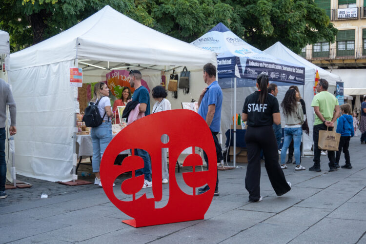 FeriAJE convierte la plaza Mayor en un punto de encuentro para jóvenes emprendedores 1 251018 Feriaje Hector Criado