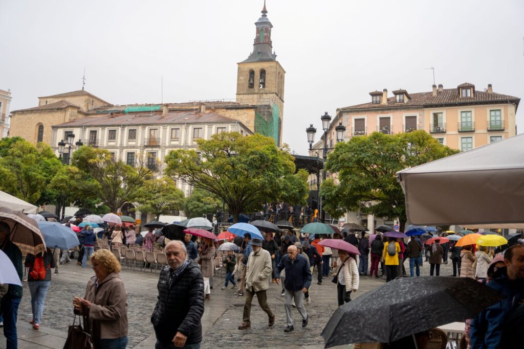 La lluvia no consigue deslucir los actos en la celebración del día de San Frutos 2 251025 Concierto Amigo San Frutos Romance Reconocimiento Mon Montoya y Charanga Hector Criado 13
