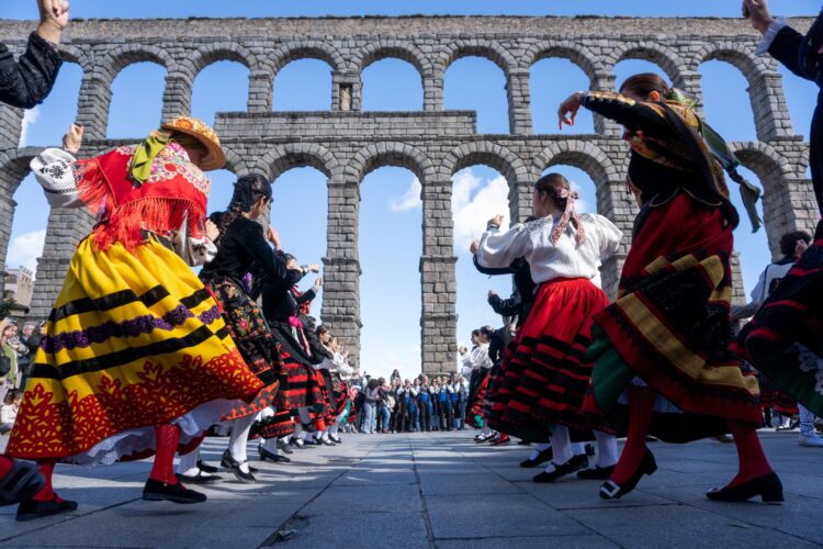 La Plaza del Azoguejo se llenó de colorido. /HÉCTOR CRIADO