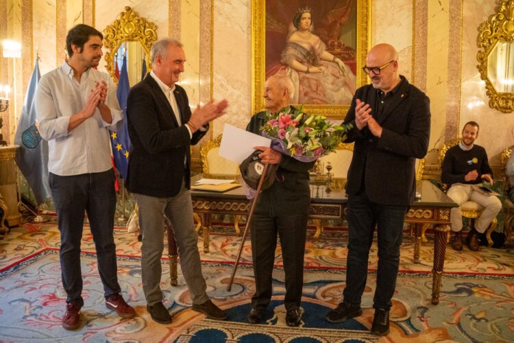 La ciudad reconoce a su vecino más longevo y recibe a los nuevos ‘majos’ y ‘majas’ segovianos 1 Reconocimiento a Rafael Escobar por sus 100 años./HÉCTOR CRIADO