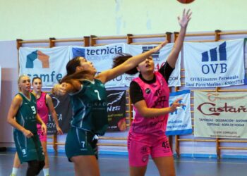 Irene Llanos lanza con la izquierda cerca del aro del conjunto santanderino./ JESÚS GÓMEZ CASADO