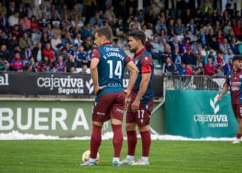 Grada llena de aficionados viendo el partido ante el Ávila./ HÉCTOR CRIADO