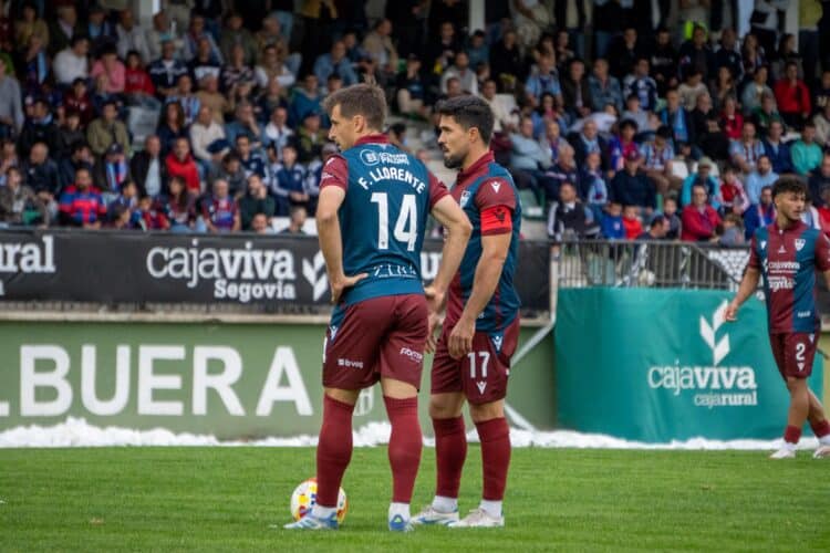 Grada llena de aficionados viendo el partido ante el Ávila./ HÉCTOR CRIADO