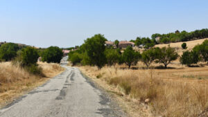 Entrada a Hinojosas del Cerro por la vieja carretera SG-V-2411, llegando desde Aldehuela, que se encuentra a apenas dos kilómetros y medio.