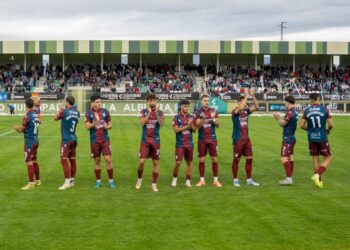 Los jugadores de la Segoviana saludan a los aficionados en los prolegómenos del encuentro frente al Real Ávila./ HÉCTOR CRIADO