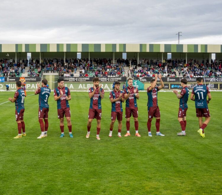 Los jugadores de la Segoviana saludan a los aficionados en los prolegómenos del encuentro frente al Real Ávila./ HÉCTOR CRIADO