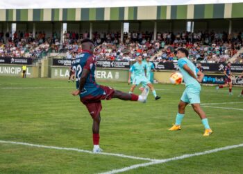 Ayán centra al área durante un momento del último partido jugado por la Segoviana en casa ante el Sarriana./ HÉCTOR CRIADO