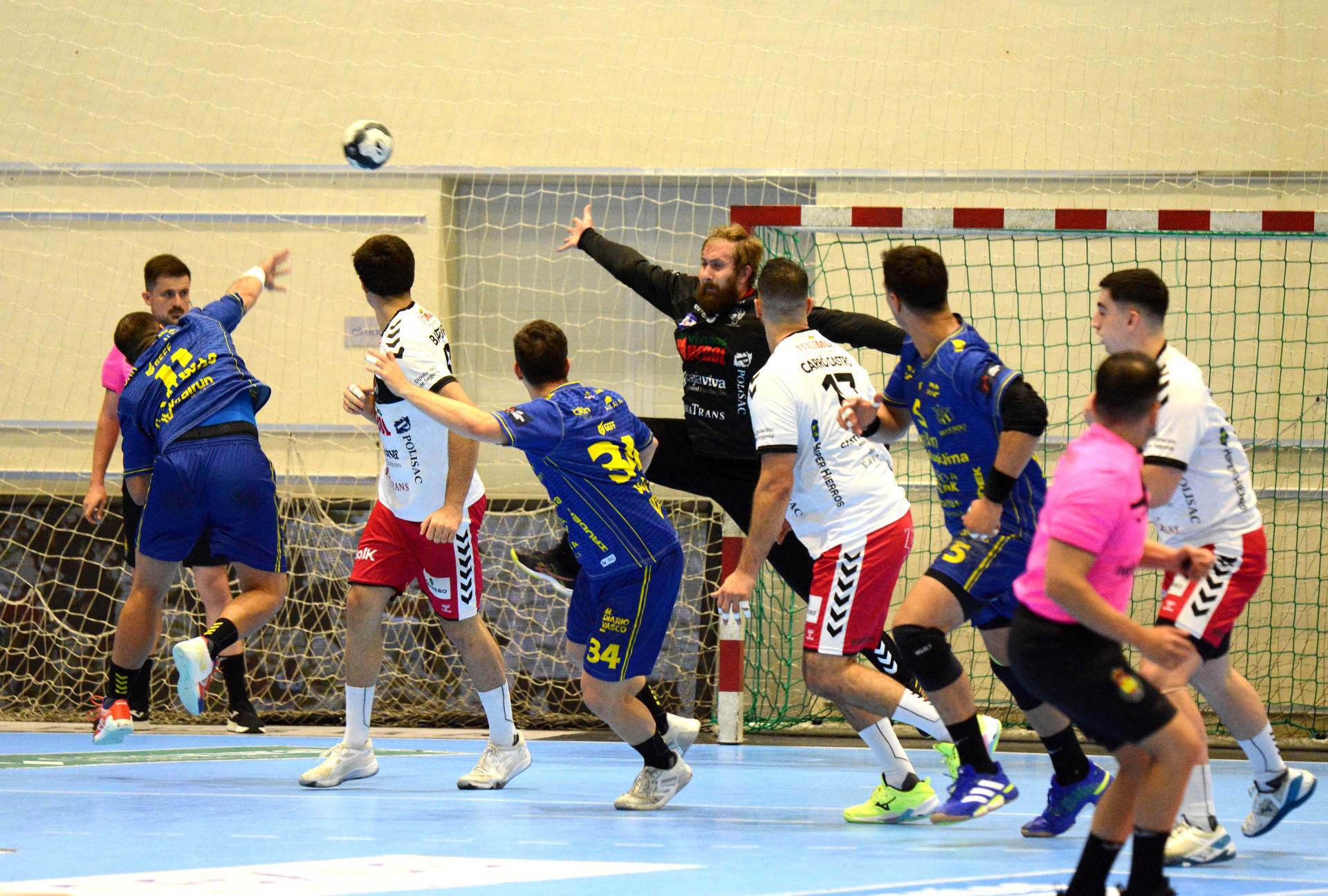 El Bidasoa supo castigar cada error del BM Nava (30-35) 4 50 3w