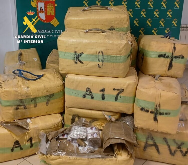 La Guardia Civil incauta 720 kilos de hachís en la A1 a su paso por Burgos 1 Se trata del mayor alijo de droga intervenido por la Guardia Civil en la provincia de Burgos.