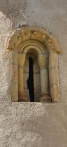 Ventana, o monófora, de la iglesia de Nuestra Señora de la Asunción.