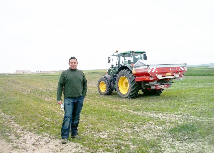 Antonio Rodríguez trabaja tierras en Abades y Zamarramala./ E. A.