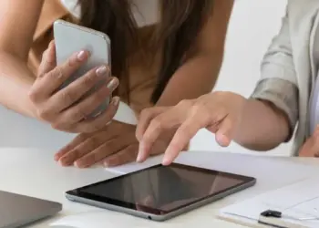 Trabajadores autónomos durante su faena con un móvil y una tablet. / AUTONOMOSYEMPRENDEDORES.ES