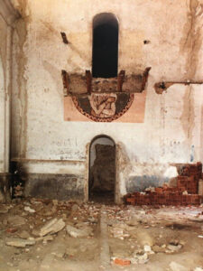 Acceso a la torre, con un pequeña tribuna en el primer piso donde Kiko Argüello pintó la imagen de Cristo.