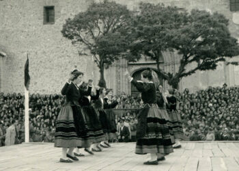 Bailes tradiciones en la plaza Mayor de Aguilafuente (30 de mayo de 1951). / FOTO RIO (foto cedida por el Museo de Segovia)