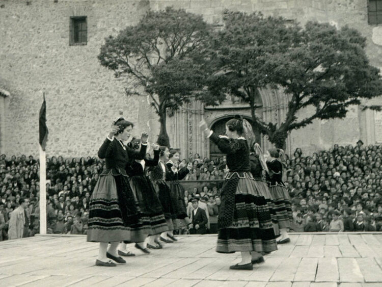 Bailes tradiciones en la plaza Mayor de Aguilafuente (30 de mayo de 1951). / FOTO RIO (foto cedida por el Museo de Segovia)