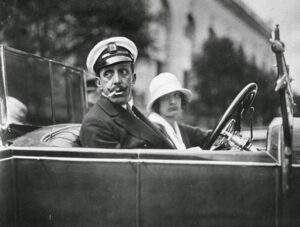 Alfonso XIII en los años 20 conduciendo un coche por Beauville, Francia.