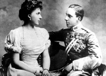 Alfonso XIII y Victoria Eugenia fotografiados alrededor de 1906, año en que contrajeron matrimonio.