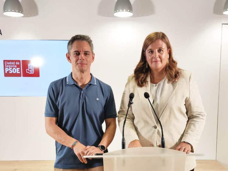 Los concejales del PSOE en el Ayuntamiento de Segovia Antonio Reguera y Clara Martín. / PSOE