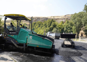 Trabajos de asfaltado en el barrio de San Marcos. / MARIO ANTÓN LOBO