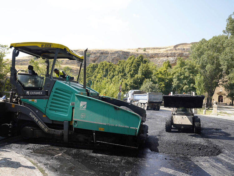 Movilidad inicia la rehabilitación de un tramo de carretera en el barrio de San Marcos 1 Trabajos de asfaltado en el barrio de San Marcos. / MARIO ANTÓN LOBO